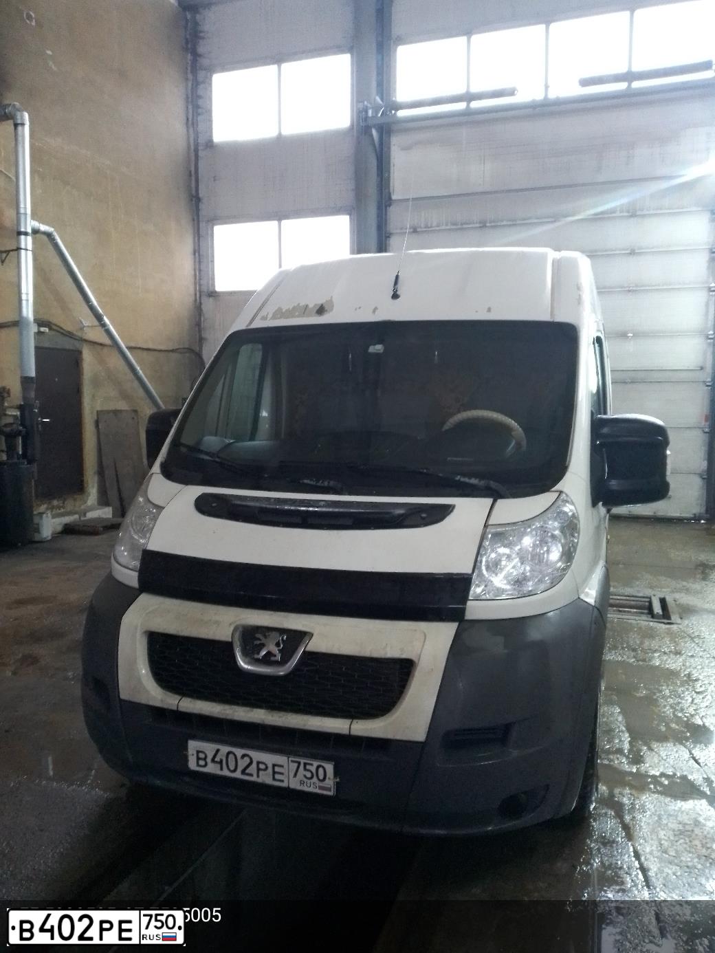 Фото автомобиля PEUGEOT BOXER, 2011 — госномер В402РЕ750. Цвет: Белый