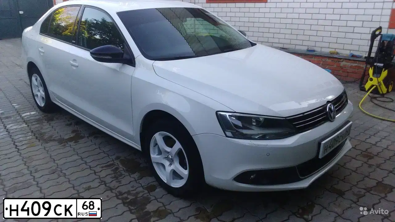 Фото автомобиля VOLKSWAGEN JETTA, 2014 — госномер Н409СК68. Цвет: Белый