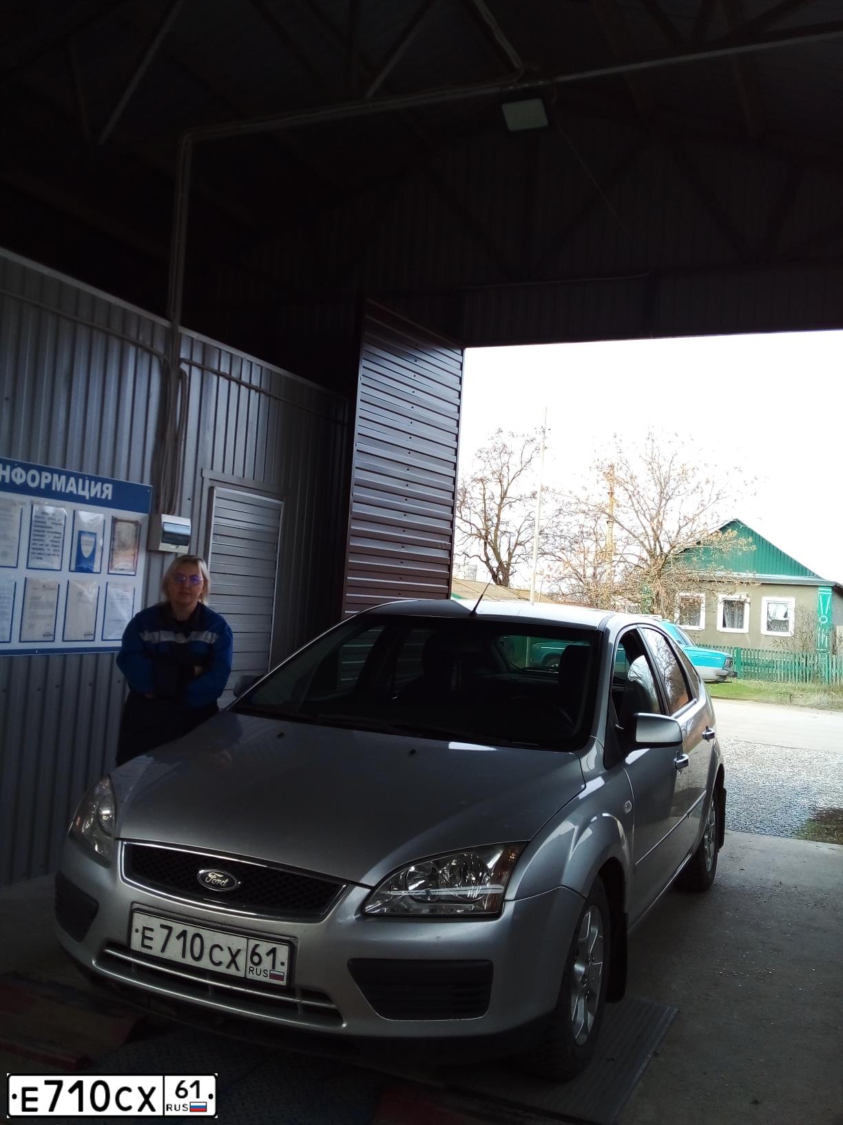 Фото автомобиля FORD FOCUS, 2007 — госномер Е710СХ61. Цвет: СЕРЕБРИСТЫЙ