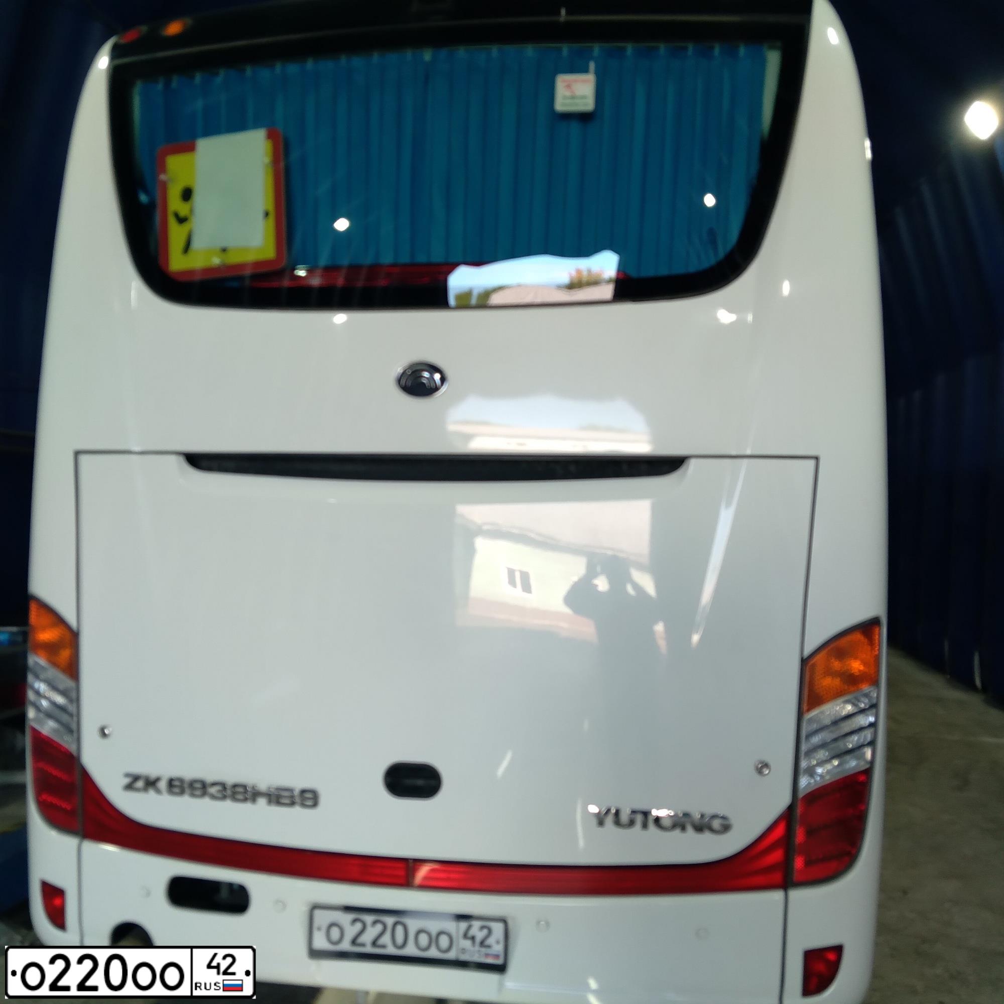 Фото автомобиля YUTONG 6899, 2019 — госномер О220ОО42. Цвет: БЕЛЫЙ