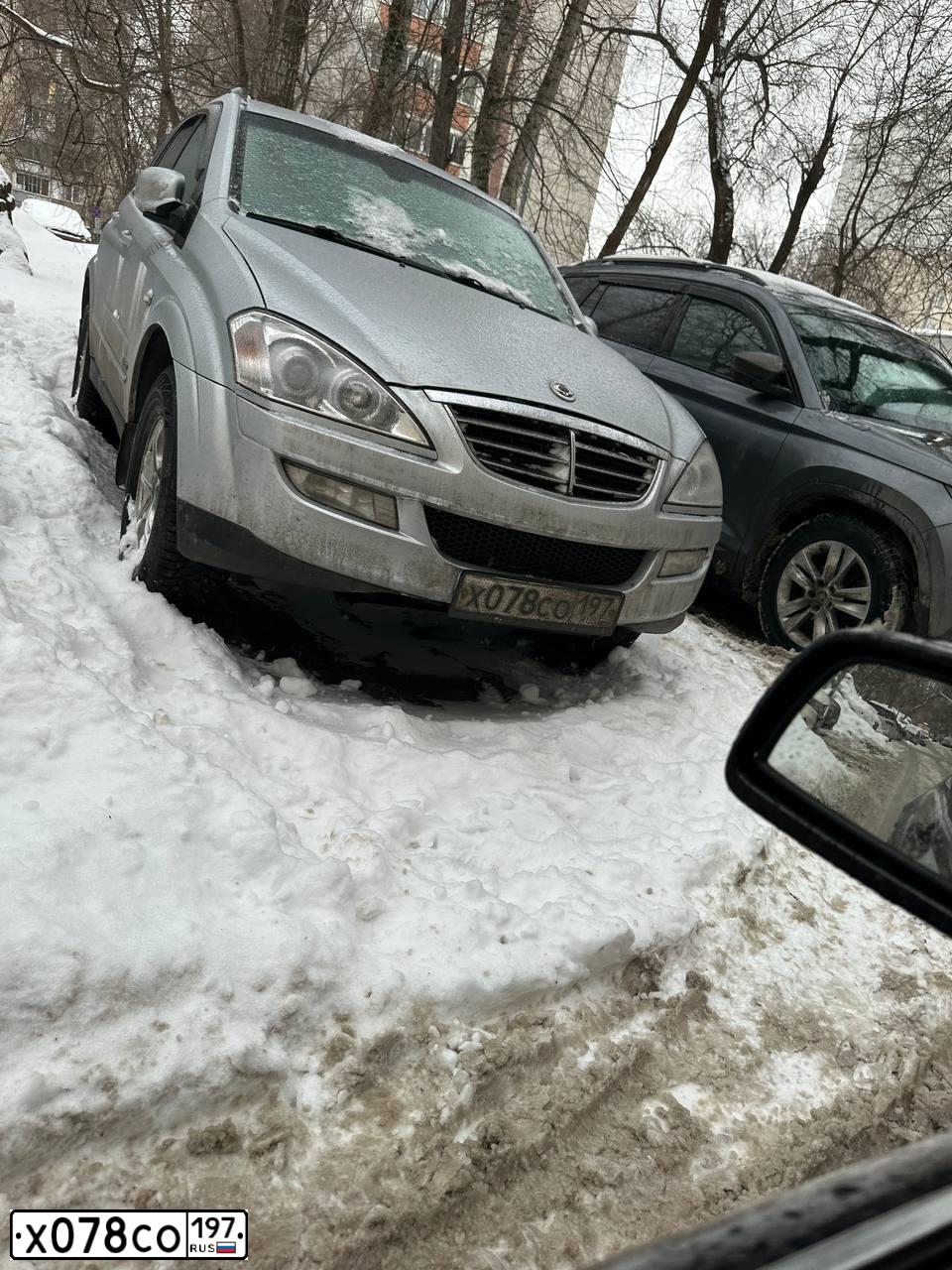 Фото автомобиля SSANGYONG KYRON, 2011 — госномер Х078СО197. Цвет: СЕРЫЙ