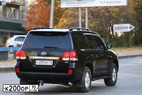 Фото автомобиля TOYOTA LANDCRUISER 200, 2009 — госномер К200ОР70. Цвет: ЧЕРНЫЙ