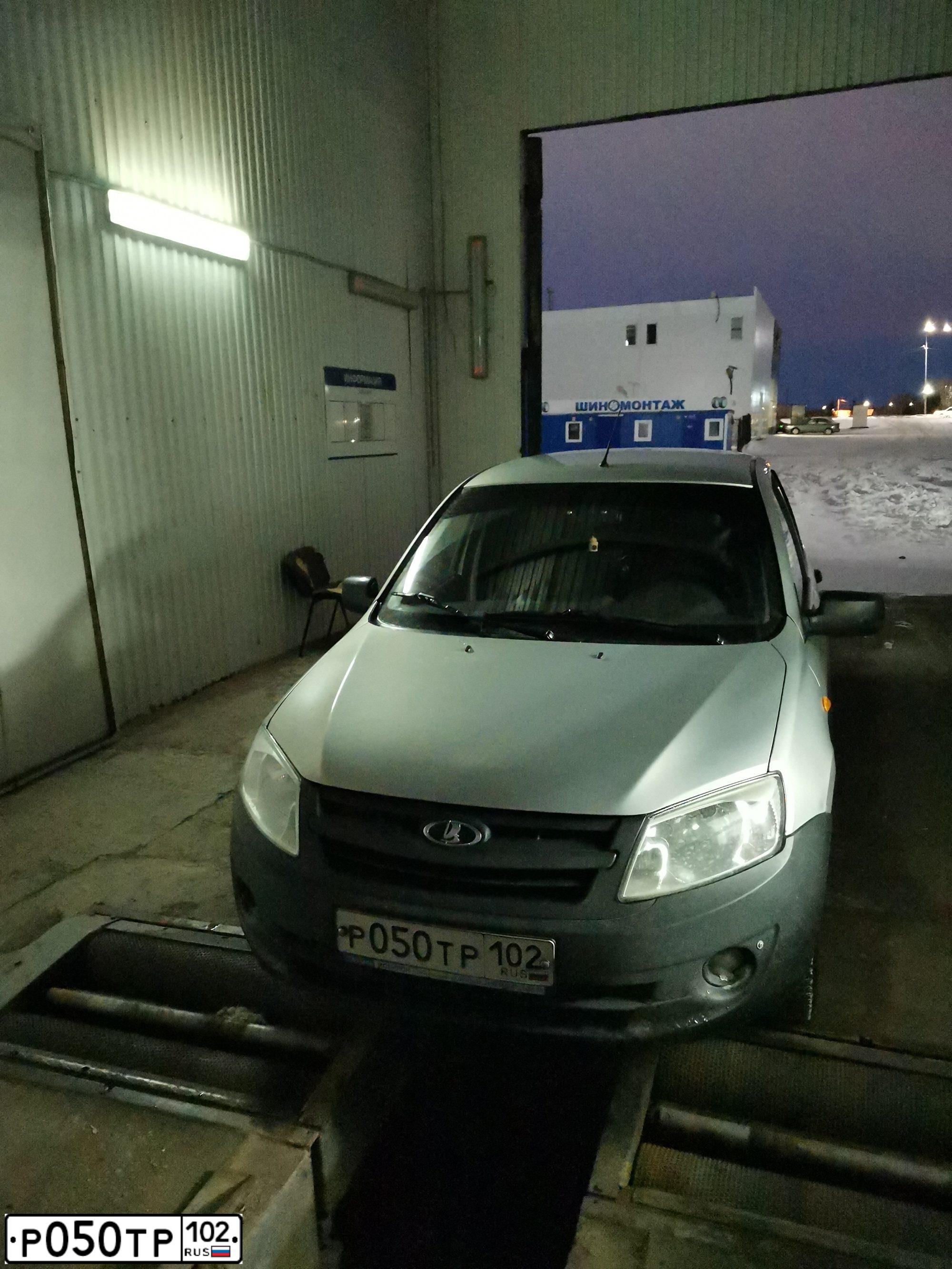 Фото автомобиля LADA 2190 GRANTA, 2014 — госномер Р050ТР102. Цвет: СЕРЕБРИСТЫЙ