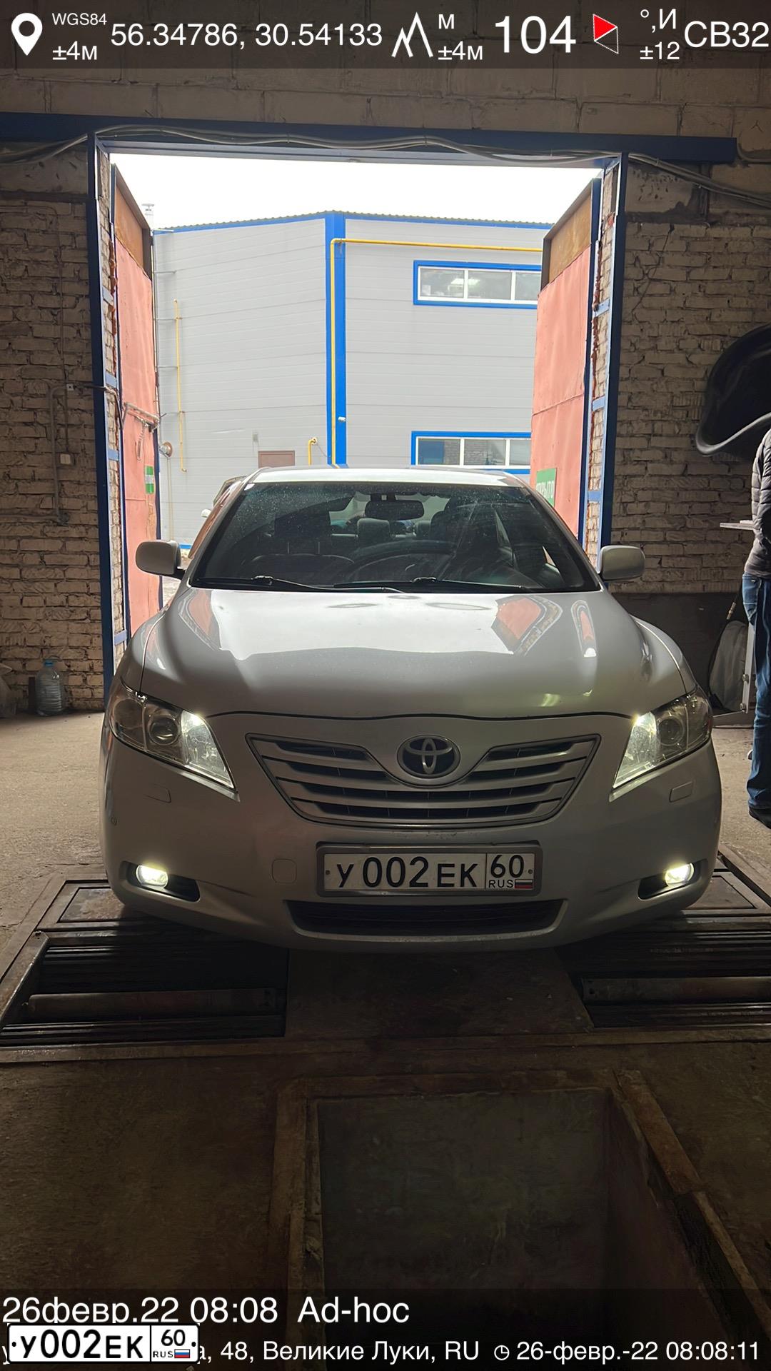 Фото автомобиля TOYOTA CAMRY, 2008 — госномер У002ЕК60. Цвет: Серебристый
