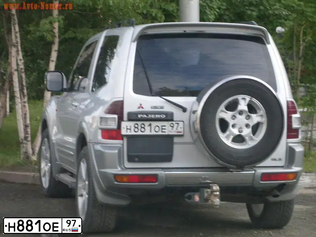 Фото автомобиля MITSUBISHI PAJERO, 2000 — госномер Е133АА774. Цвет: Серебристый