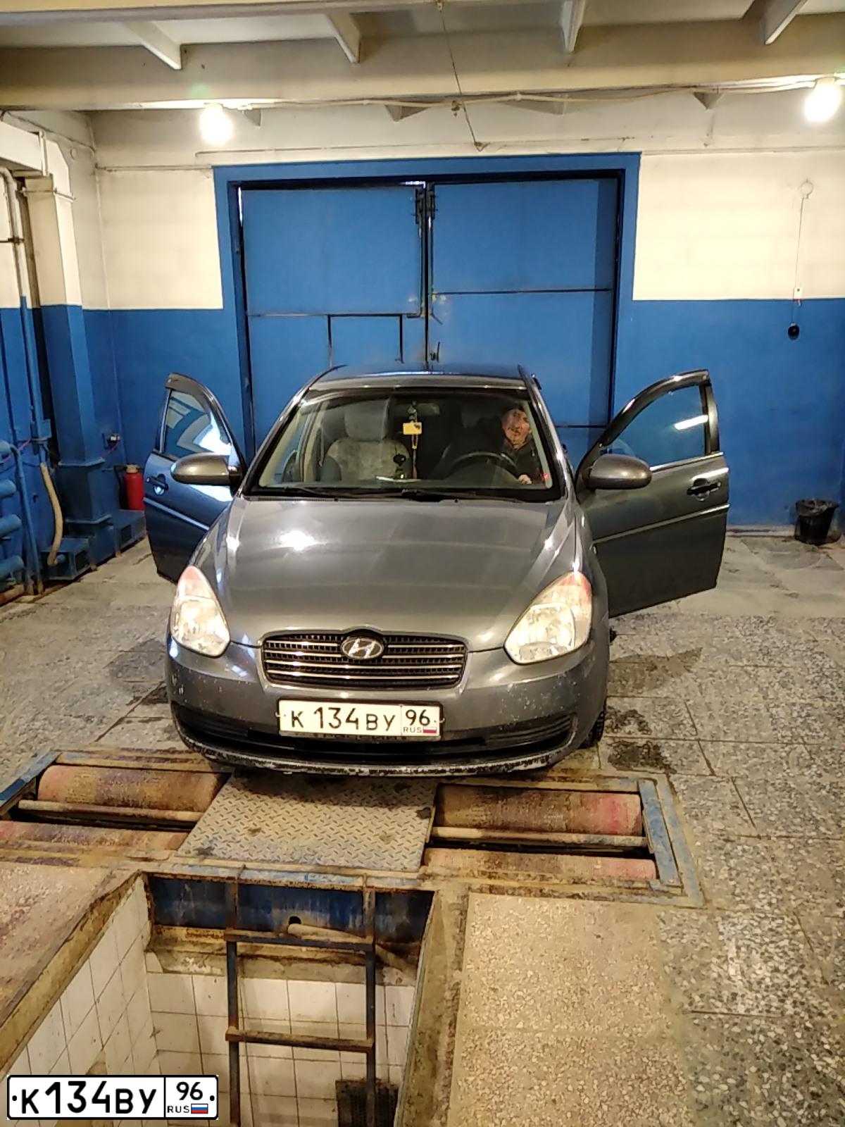 Фото автомобиля HYUNDAI VERNA, 2007 — госномер Х272АВ196. Цвет: СЕРЫЙ