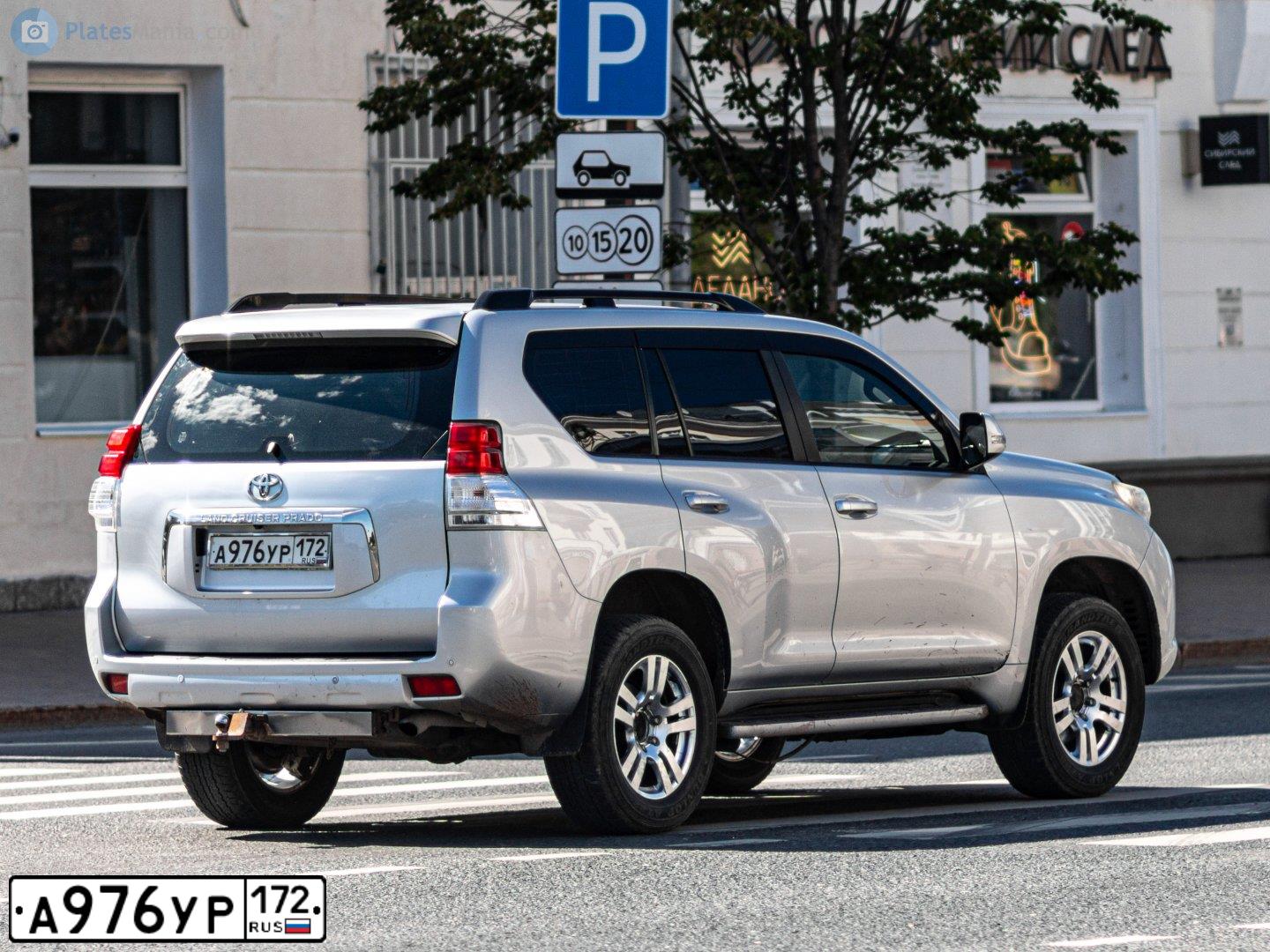 Фото автомобиля TOYOTA LANDCRUISER, 2010 — госномер Р888ТО72. Цвет: Серебристый