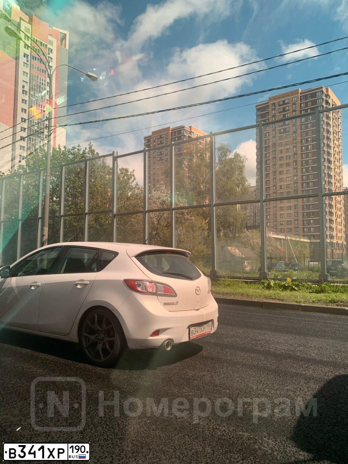 Фото автомобиля MAZDA 3, 2012 — госномер В341ХР190. Цвет: БЕЛЫЙ