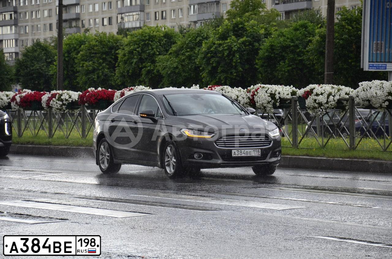Фото автомобиля FORD MONDEO, 2017 — госномер А384ВЕ198. Цвет: Серый