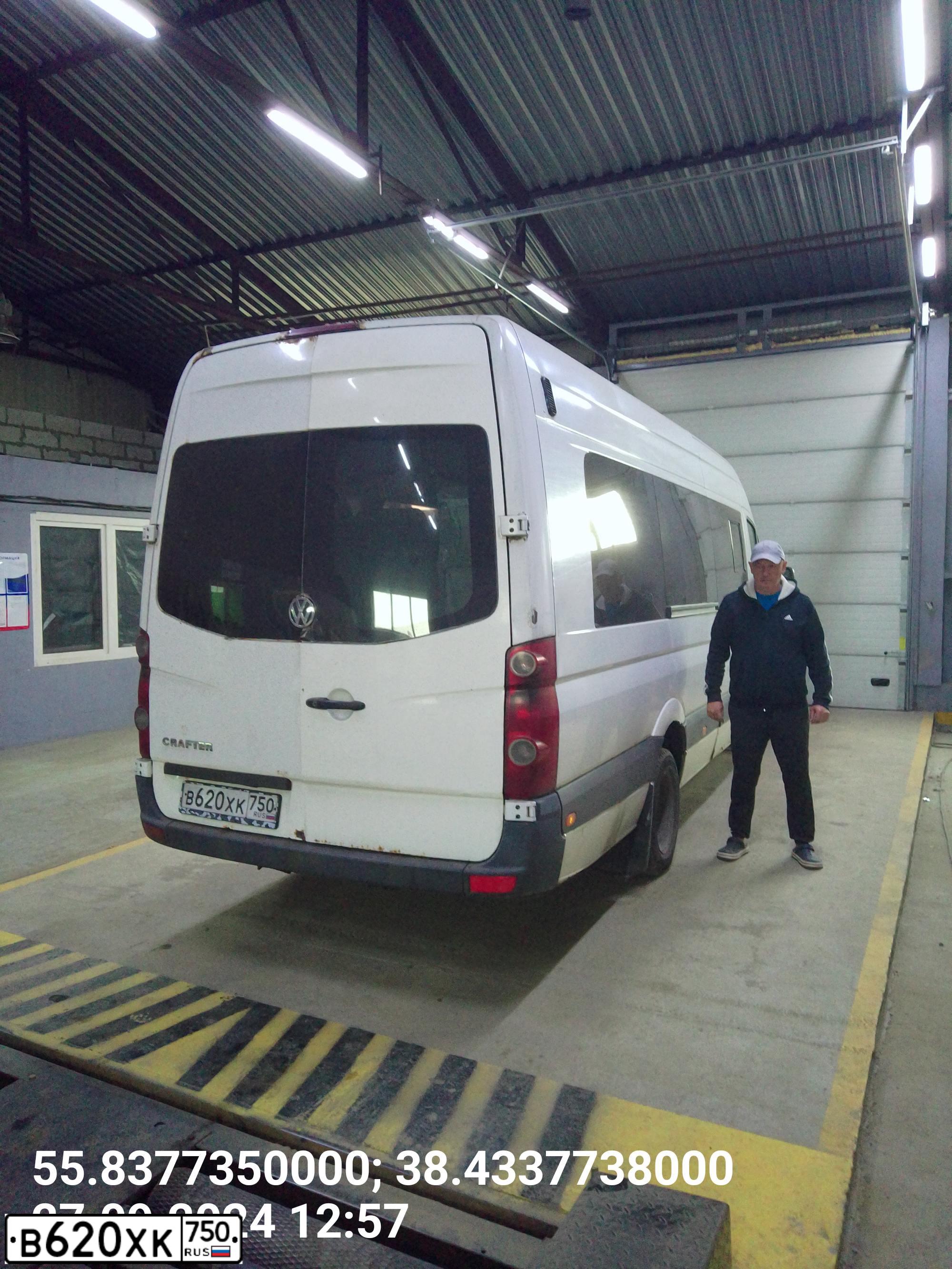 Фото автомобиля VOLKSWAGEN CRAFTER, 2010 — госномер В620ХК750. Цвет: СЕРО-БЕЛЫЙ