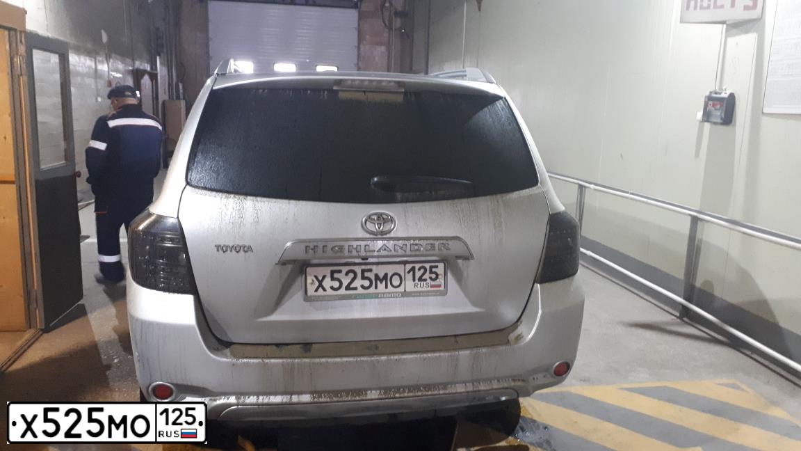 Фото автомобиля TOYOTA HIGHLANDER, 2007 — госномер Х525МО125. Цвет: СЕРЫЙ