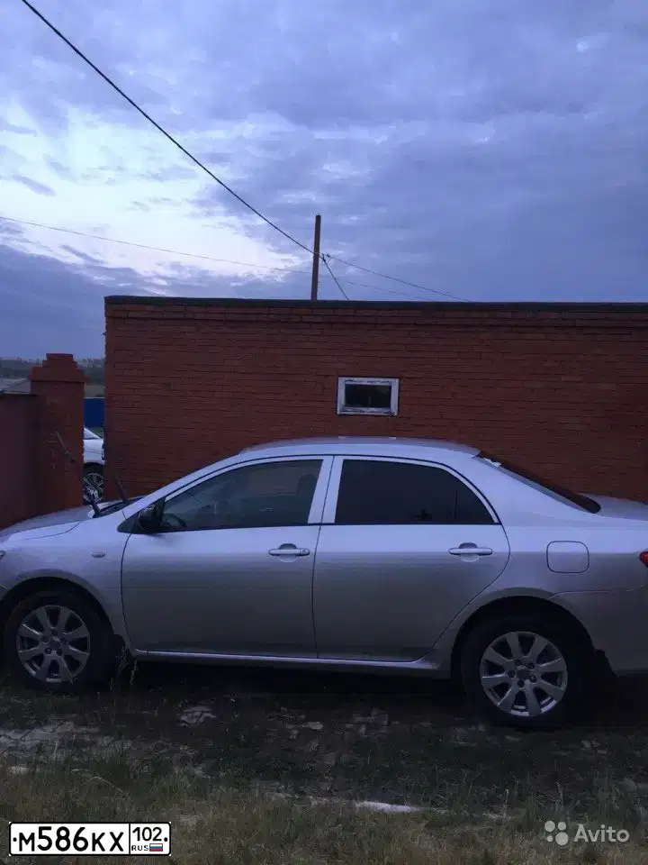 Фото автомобиля ТОЙОТА COROLLA, 2008 — госномер К094НР702. Цвет: Серебристый