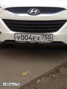 Фото автомобиля HYUNDAI SANTA FE, 2017 — госномер У004ЕХ750. Цвет: ЧЕРНЫЙ
