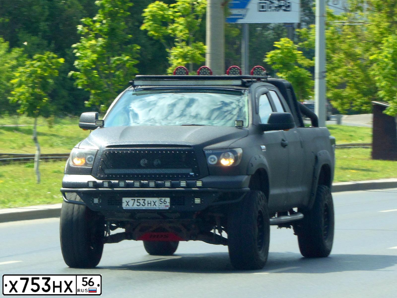 Фото автомобиля TOYOTA TUNDRA, 2011 — госномер Т583АТ196. Цвет: Черный раптор