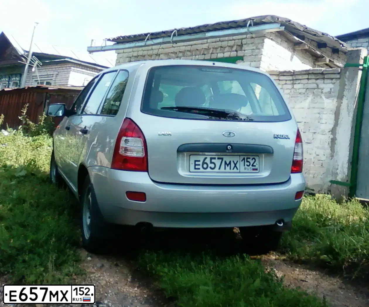 Фото автомобиля LADA 1117 KALINA, 2011 — госномер Е657МХ152. Цвет: Серебристый