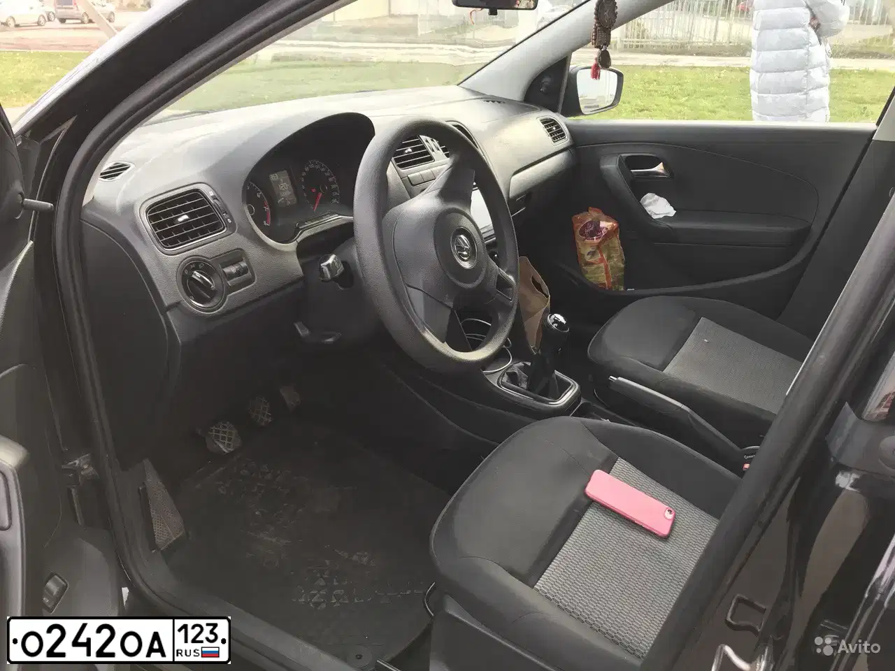 Фото автомобиля VOLKSWAGEN POLO, 2014 — госномер О242ОА123. Цвет: ЧЕРНЫЙ