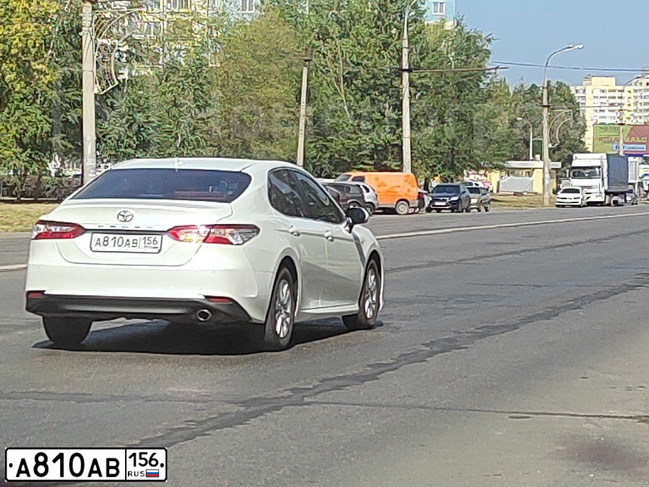 Фото автомобиля TOYOTA CAMRY, 2019 — госномер Е856ВЕ156. Цвет: Белый