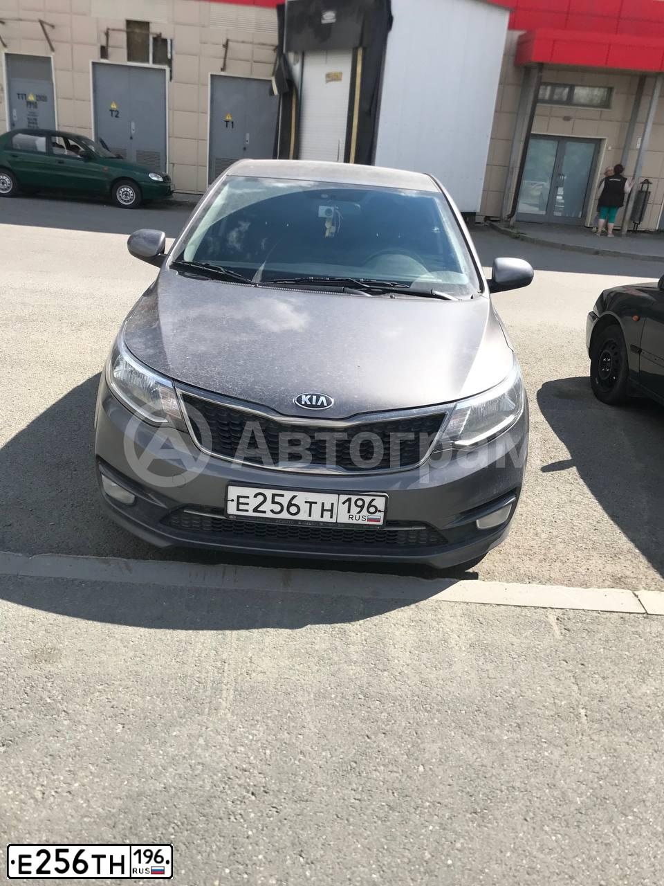 Фото автомобиля KIA RIO, 2017 — госномер Е256ТН196. Цвет: ТЕМНО-СЕРЫЙ