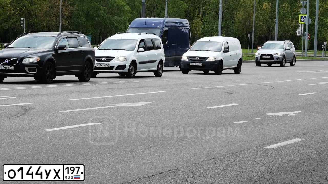 Фото автомобиля HYUNDAI GRAND STAREX, 2009 — госномер О644УХ197. Цвет: ЖЕЛТЫЙ