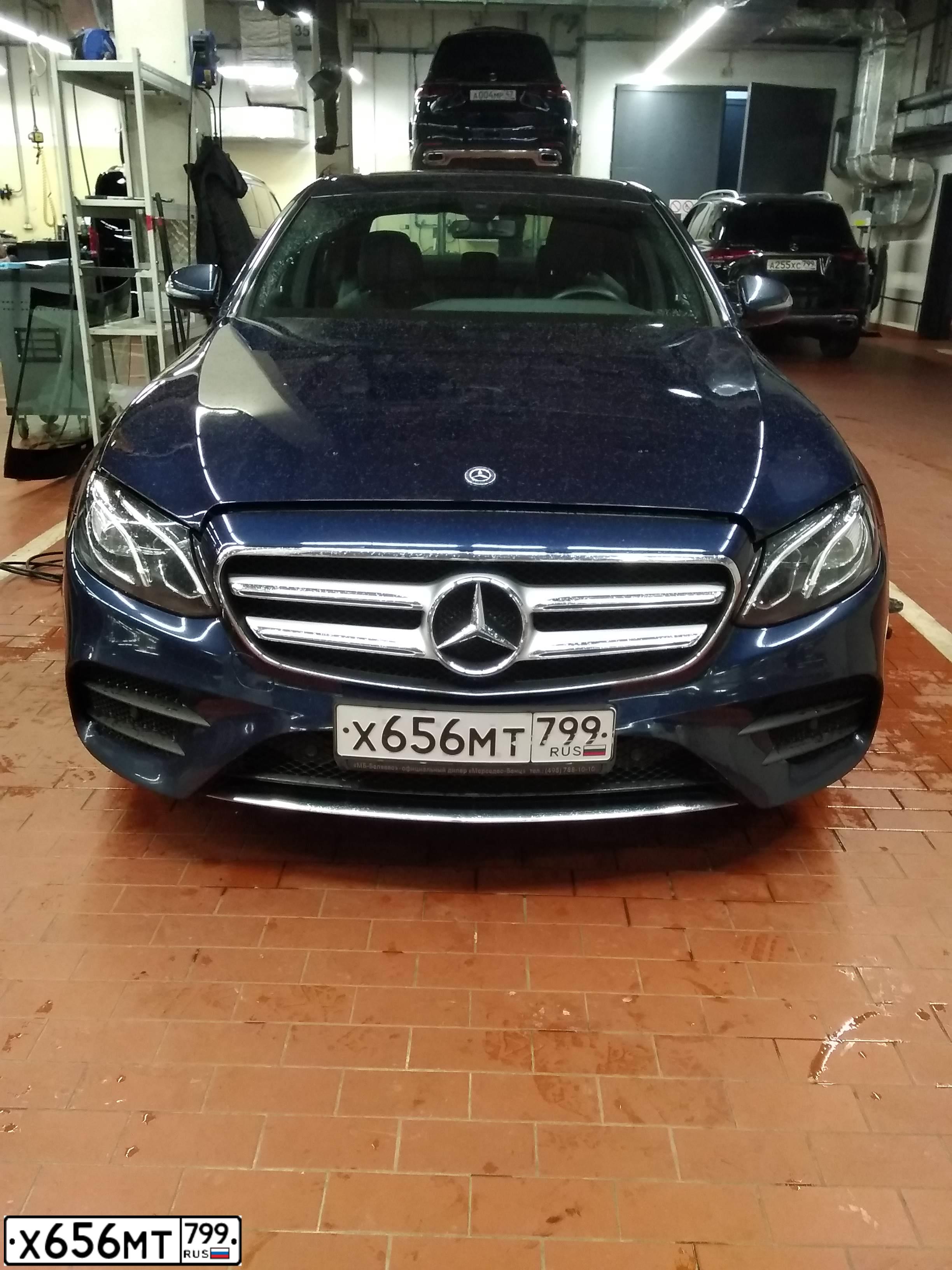 Фото автомобиля MERCEDES E-KLASSE, 2018 — госномер Х863МТ797. Цвет: синий