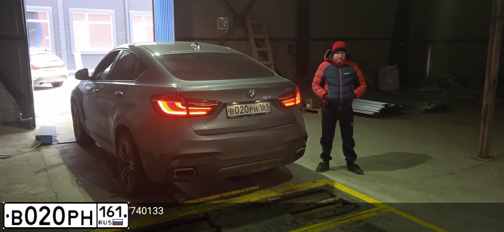 Фото автомобиля AUDI Q7, 2016 — госномер Р999ЕВ34. Цвет: Серый