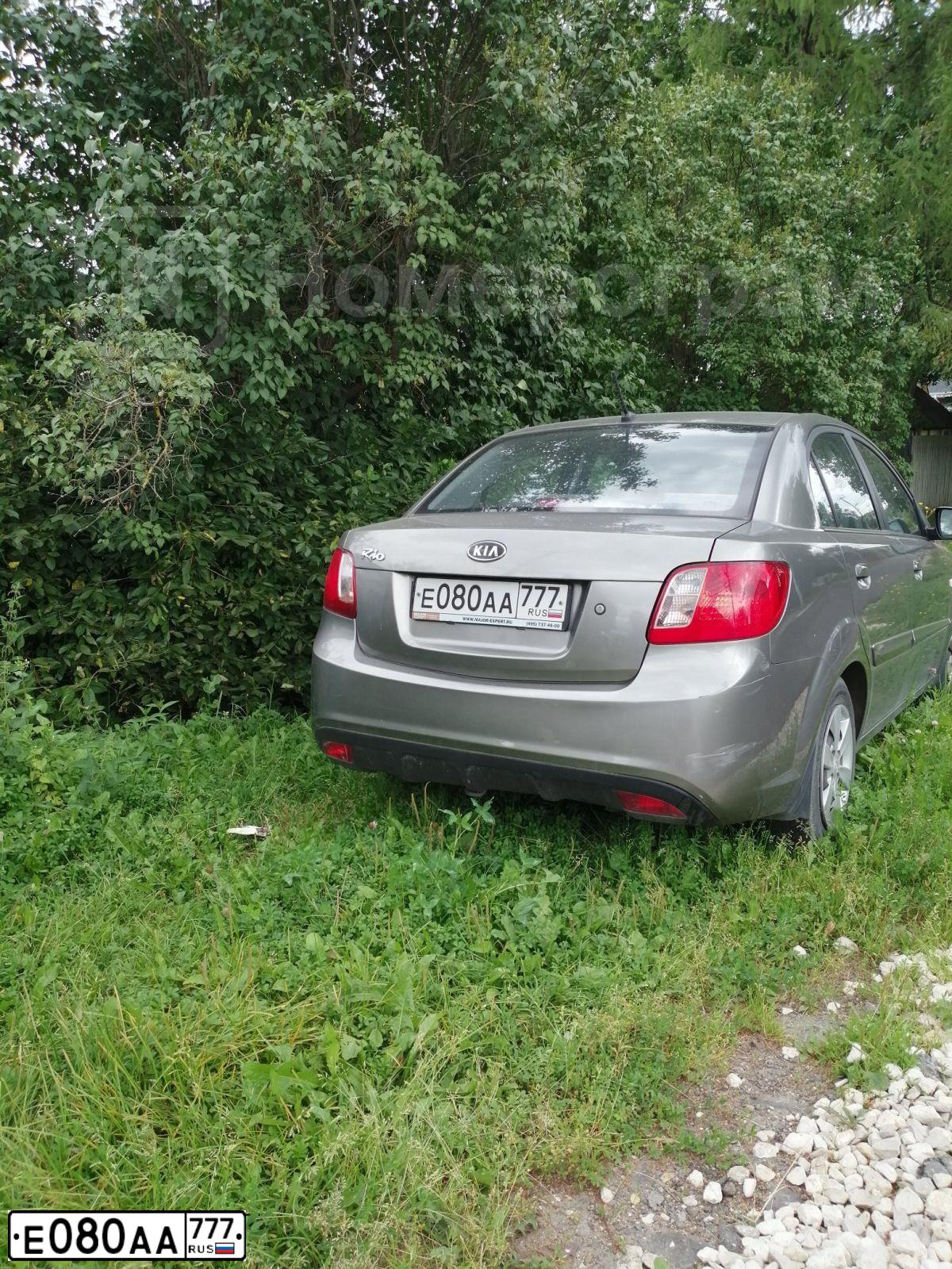 Фото автомобиля KIA RIO, 2011 — госномер Е080АА777. Цвет: СЕРЫЙ