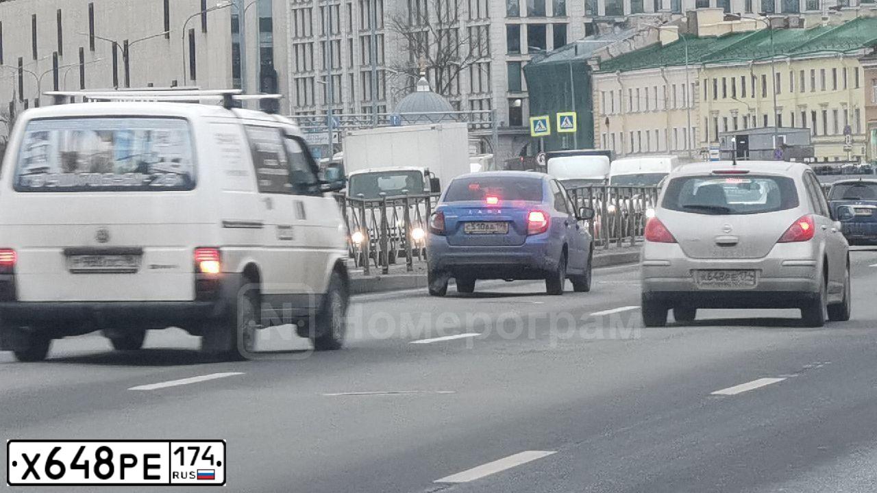 Фото автомобиля KIA RIO, 2012 — госномер Е459ТС174. Цвет: Серебристый