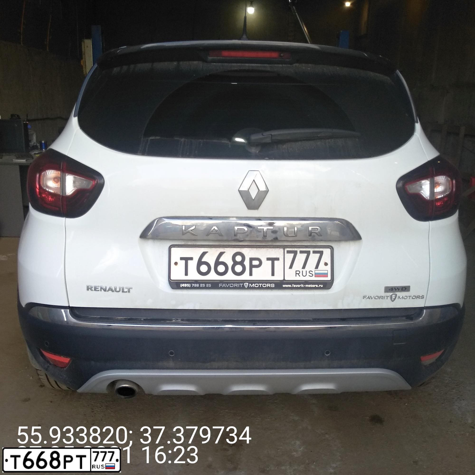 Фото автомобиля RENAULT KAPTUR, 2017 — госномер Т668РТ777. Цвет: Белый черный 