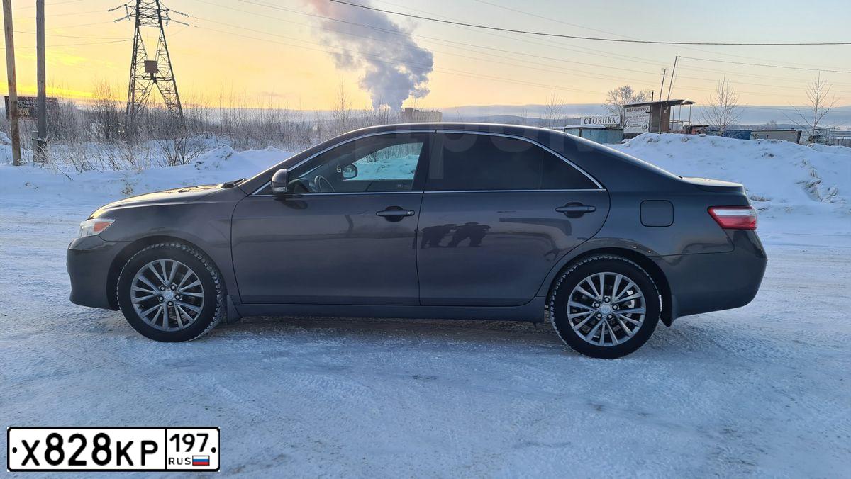 Фото автомобиля TOYOTA CAMRY, 2011 — госномер В355ХТ122. Цвет: СЕРЫЙ