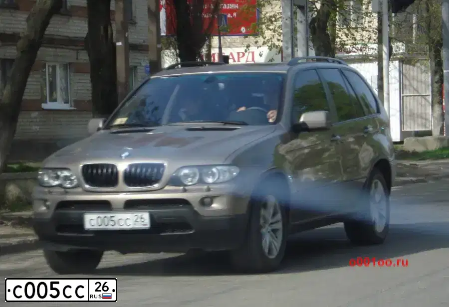 Фото автомобиля BMW X5, 2005 — госномер Т004КР26. Цвет: БЕЖЕВЫЙ