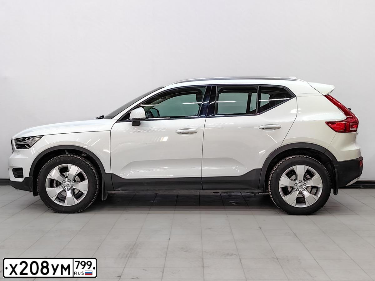Фото автомобиля VOLVO XC40, 2021 — госномер Х451ЕК977. Цвет: Белый