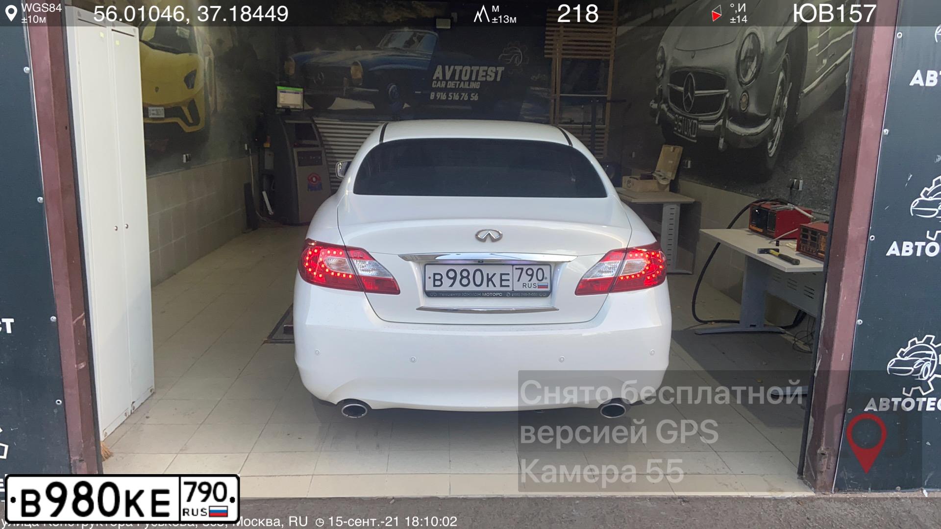 Фото автомобиля INFINITI M, 2012 — госномер М606АА777. Цвет: Белый