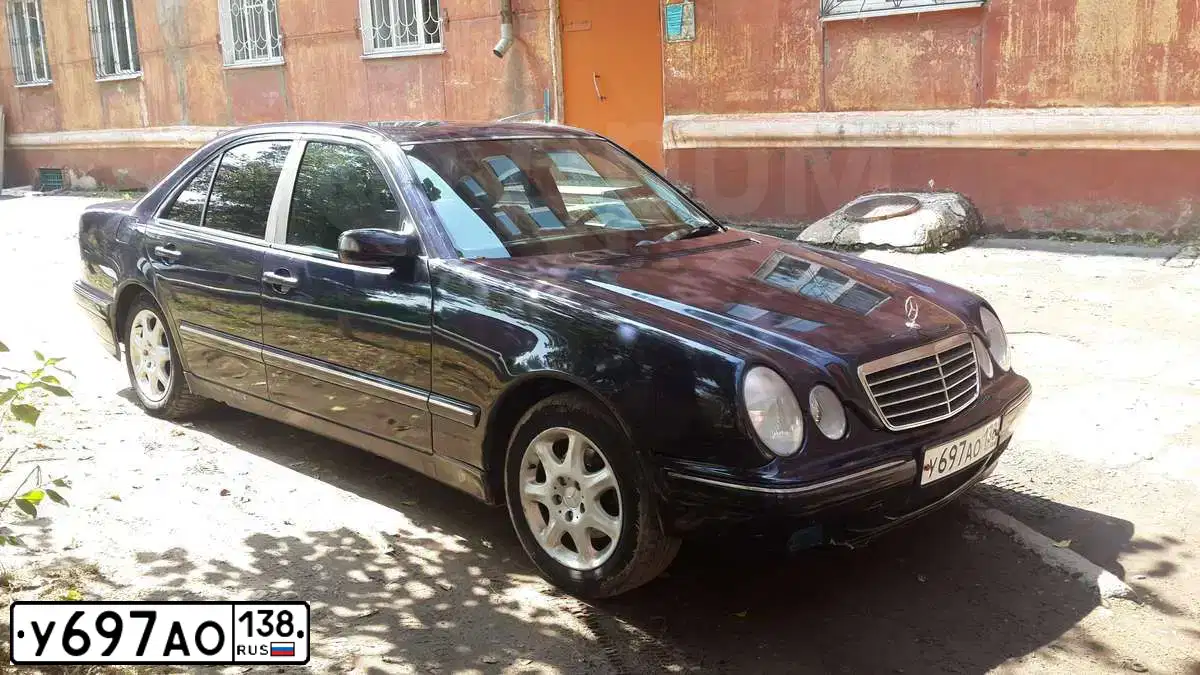 Фото автомобиля MERCEDES BENZ E200K, 2000 — госномер Р340НК138. Цвет: СИНИЙ ТЕМНЫЙ