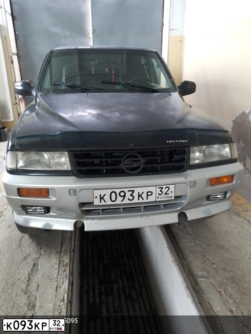 Фото автомобиля SSANGYONG MUSSO, 1996 — госномер Х100НК90. Цвет: ТЕМНО-СИНИЙ