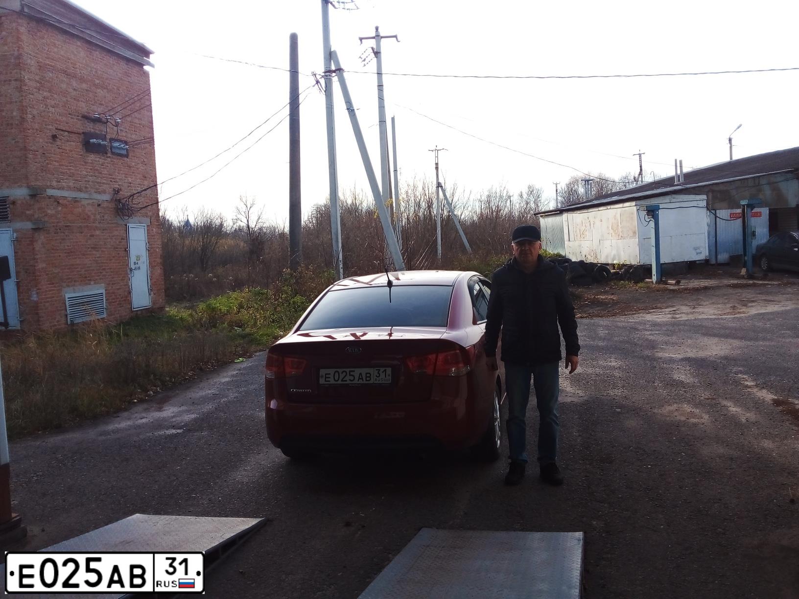 Фото автомобиля KIA CERATO, 2012 — госномер Е025АВ31. Цвет: КРАСНЫЙ
