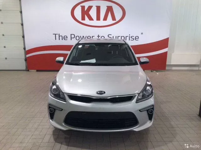 Фото автомобиля KIA RIO, 2018 — госномер Р618НТ186. Цвет: Серебристый