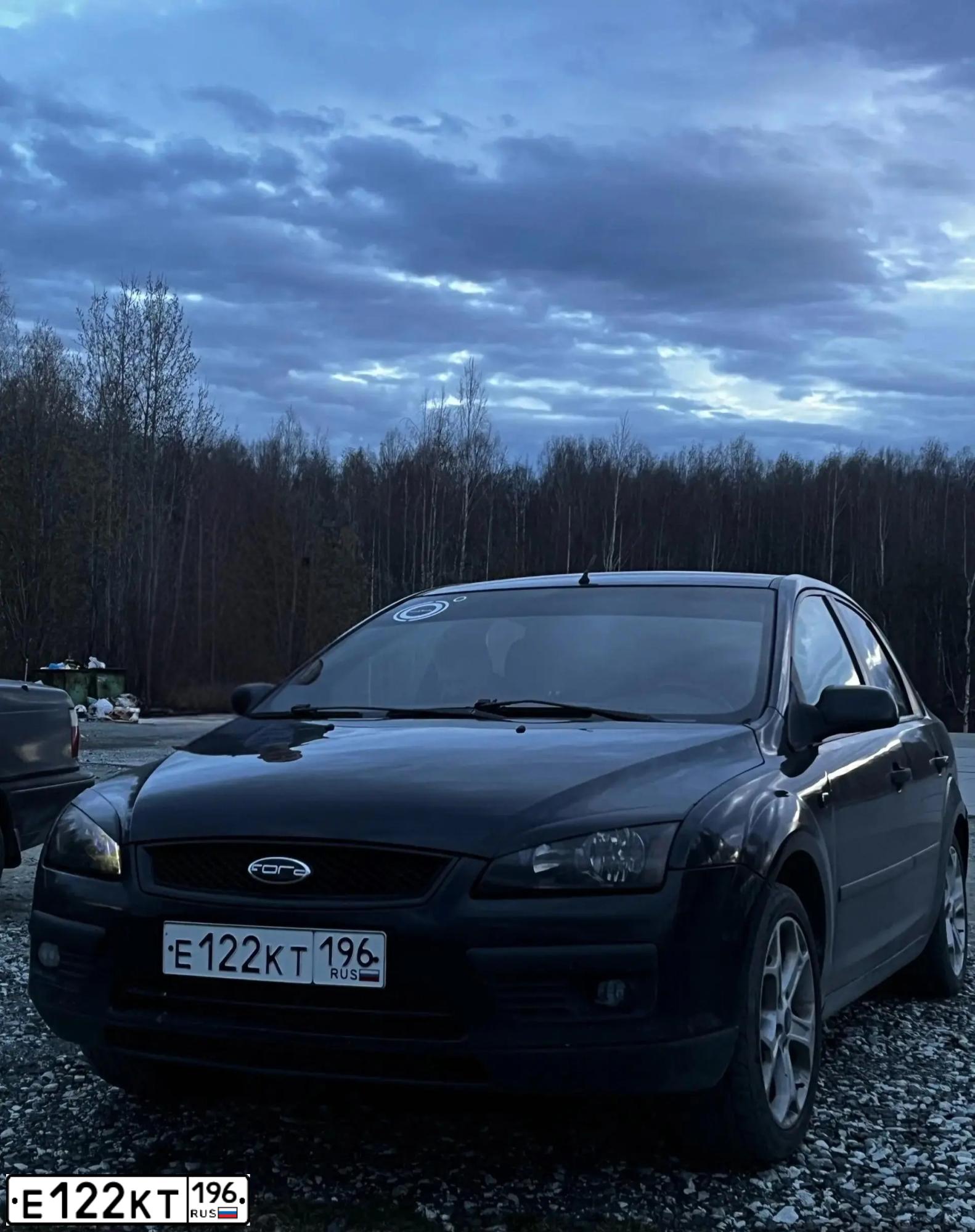 Фото автомобиля FORD FOCUS, 2006 — госномер Е122КТ196. Цвет: ЧЕРНЫЙ