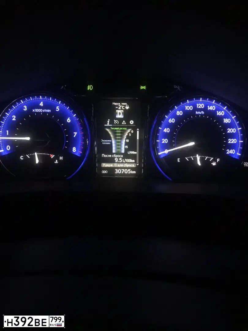 Фото автомобиля TOYOTA CAMRY, 2017 — госномер Е800МК08. Цвет: БЕЛЫЙ ПЕРЛАМУТР
