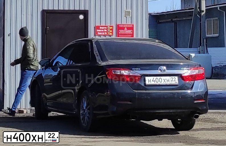 Фото автомобиля TOYOTA CAMRY, 2013 — госномер С686ЕА142. Цвет: Темно-серый металлик