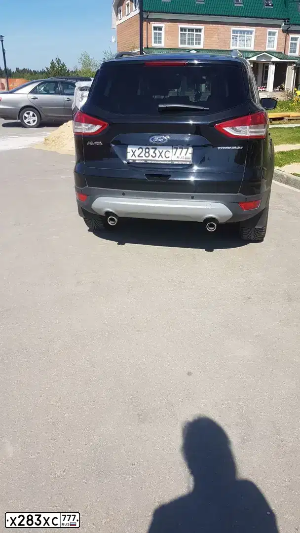 Фото автомобиля FORD KUGA, 2015 — госномер Х555НТ47. Цвет: ЧЕРНЫЙ