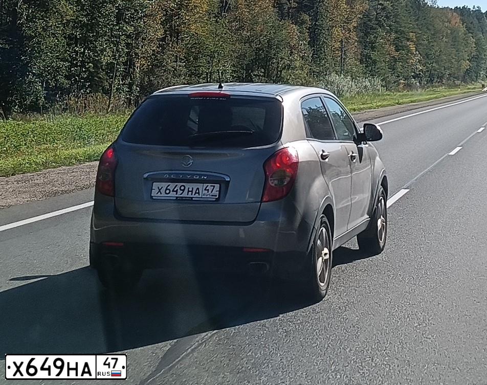 Фото автомобиля SSANGYONG ACTYON, 2013 — госномер Х649НА47. Цвет: ТЕМНО-СЕРЫЙ