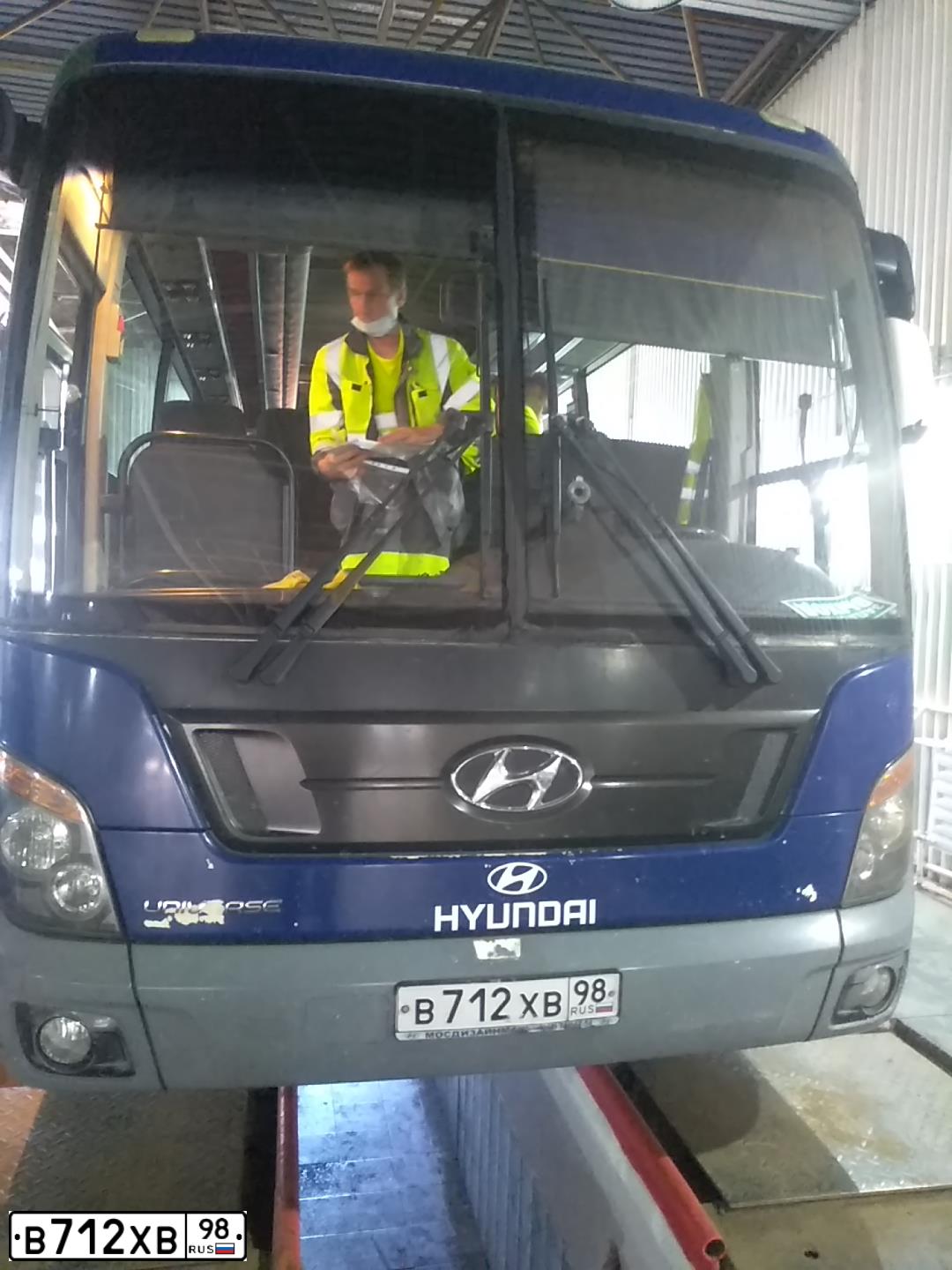 Фото автомобиля HYUNDAI UNIVERSE, 2009 — госномер В712ХВ98. Цвет: СИНИЙ