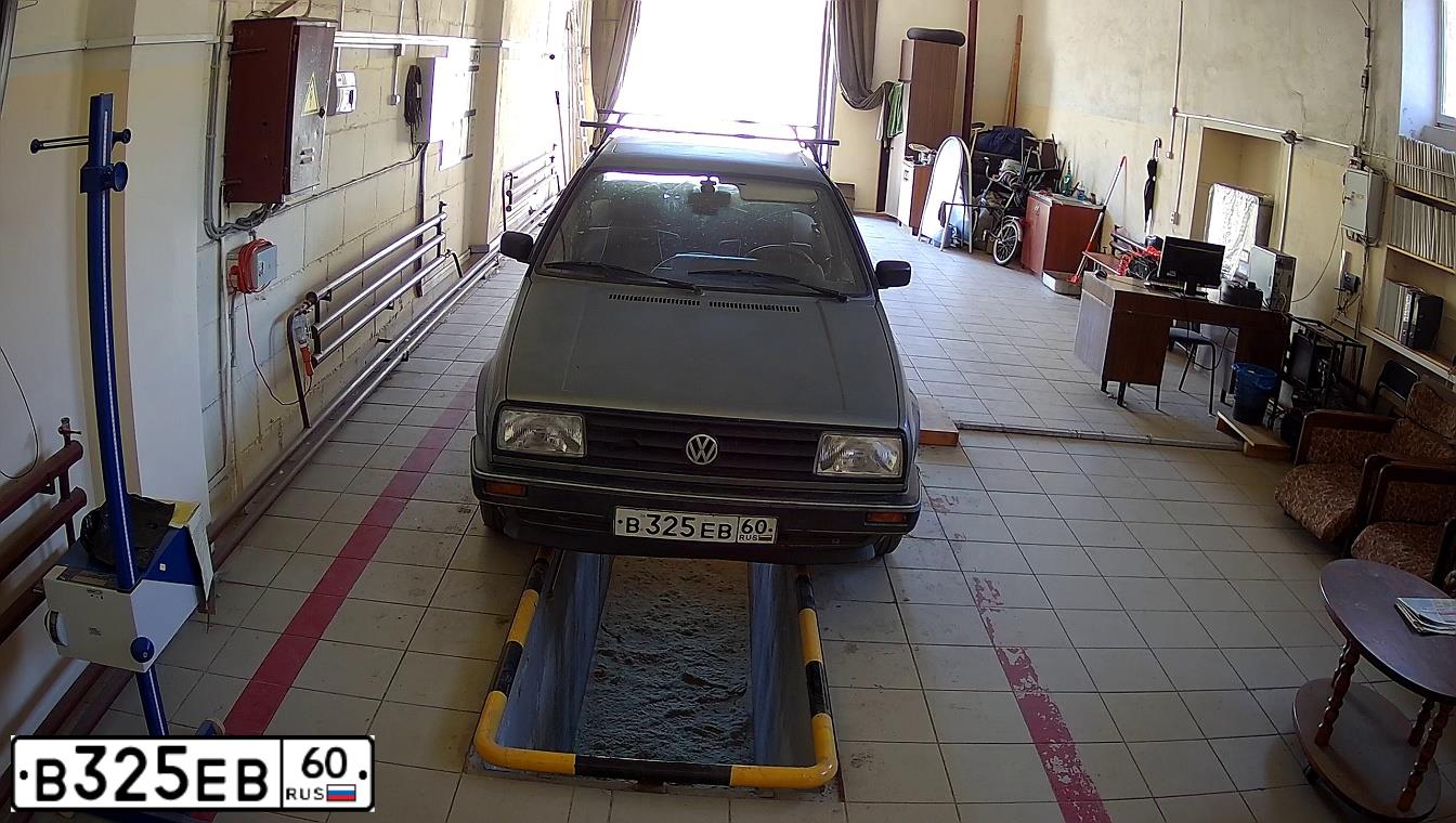 Фото автомобиля VOLKSWAGEN JETTA, 1988 — госномер В325ЕВ60. Цвет: СЕРО-ЗЕЛЕНЫЙ