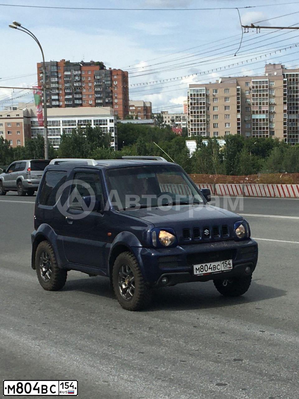 Фото автомобиля SUZUKI JIMNY, 2008 — госномер М804ВС154. Цвет: синий