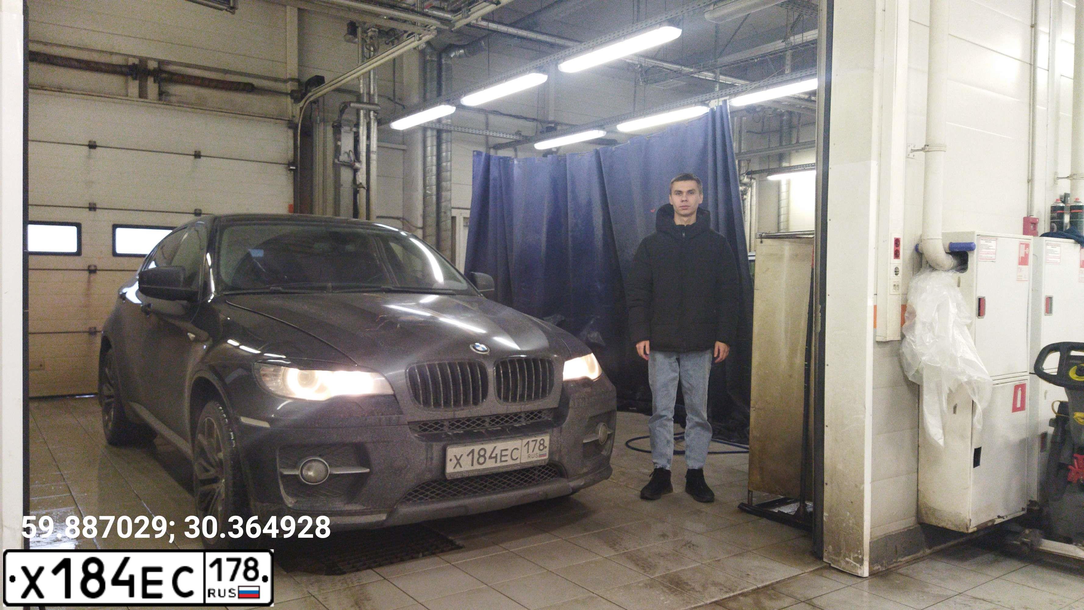 Фото автомобиля BMW X6, 2011 — госномер Х184ЕС178. Цвет: СИНИЙ