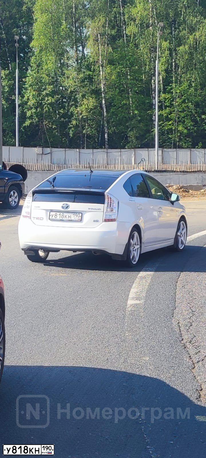 Фото автомобиля FORD FOCUS, 2010 — госномер У818КН190. Цвет: Белый
