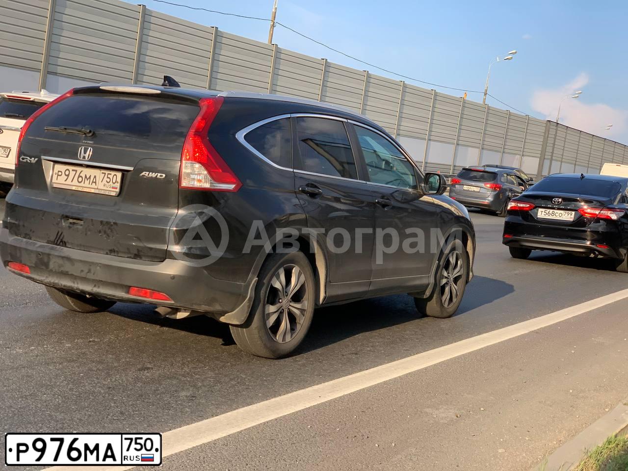 Фото автомобиля HONDA CR-V, 2014 — госномер Р976МА750. Цвет: ЧЕРНЫЙ