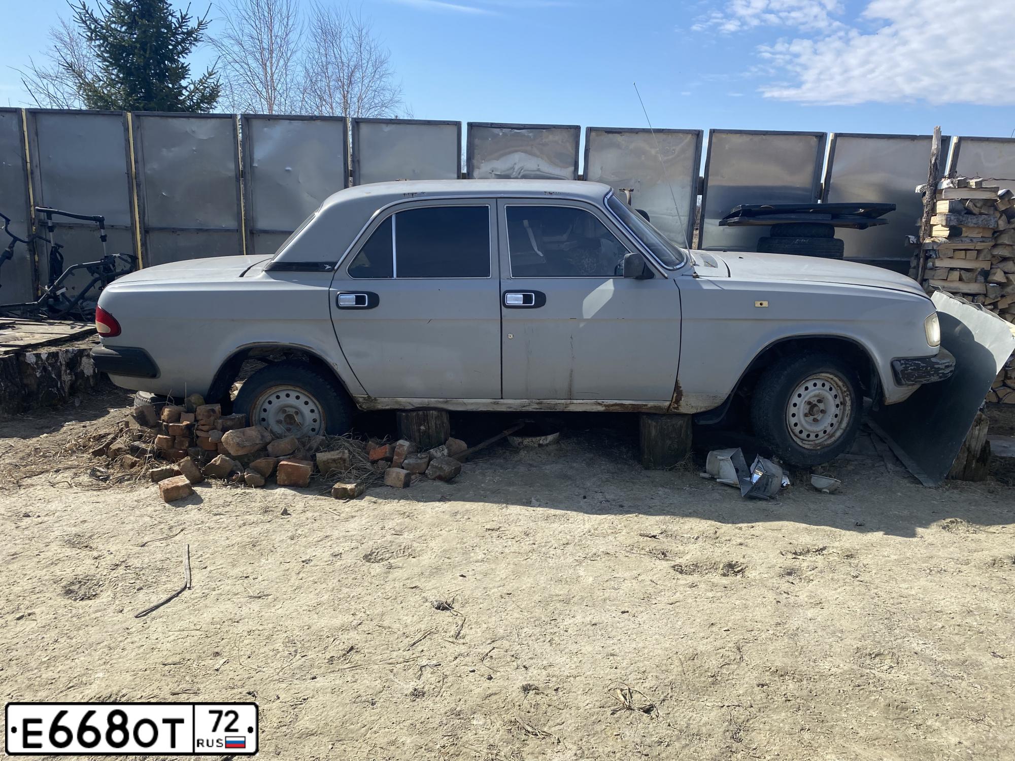 Фото автомобиля GAZ 3110 WOLGA, 1997 — госномер Е668ОТ72. Цвет: СЕРЫЙ