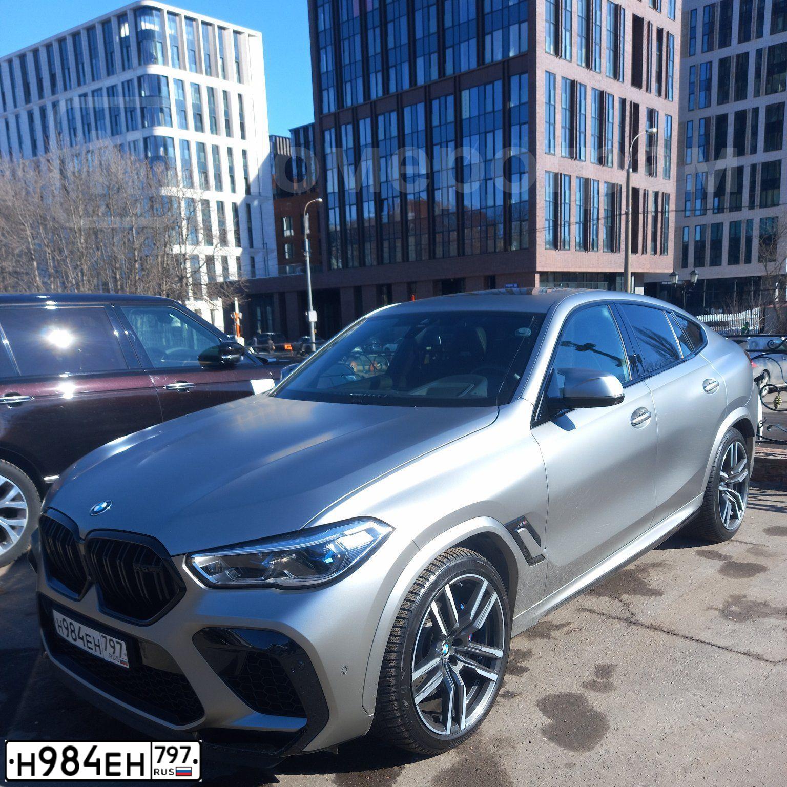 Фото автомобиля BMW X6M, 2021 — госномер Н984ЕН797. Цвет: СЕРЫЙ