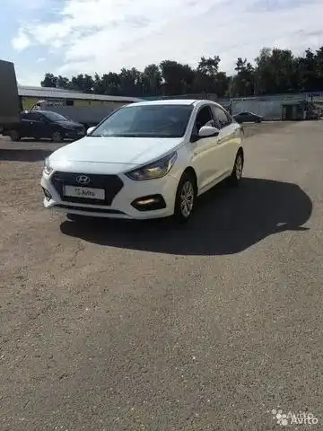 Фото автомобиля HYUNDAI SOLARIS, 2018 — госномер К289НО790. Цвет: БЕЛЫЙ-ЖЕЛТЫЙ-СЕРЫЙ